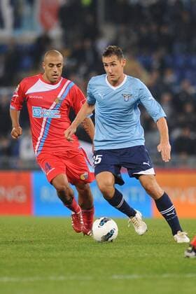 Miroslav Klose (Lazio) Sergio Almiron (Catania) Roma, 26 10 2011 Stadio Olimpico Football Calcio 2011 2012 Lazio Roma vs Catania Calcio Campionato di calcio Serie A AntoniettaxBaldassarre