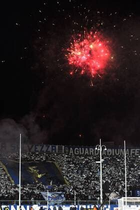 Bergamo 26 10 2011 - Serie A - Feuerwerk über dem Fanblock von Atalanta Bergamo - 