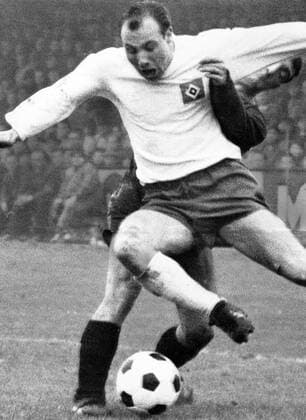 Uwe Seeler (Hamburger SV, vorn) im Duell