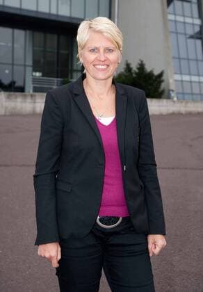 DFB Managerin Doris Fitschen (GER) - Überreichung des Riesentickets an die Stadt Magdeburg zum Vorverkaufsstart des DFB Hallenpokals der Frauen 2012 in der GETEC Arena Magdeburg - Einzelbild, Deutschland, 27.10.2011, Frau, Frauen