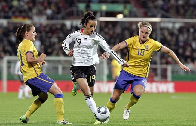 26.10.2011, Fussball Frauen-Nationalmannschaft, Saison 2011 2012, Freundschaftsspiel in Hamburg, St. Pauli im Stadion am Millerntor: Deutschland - Schweden. v.l. Antonia Goransson (Schweden) , Fatmire Bajramaj (Deutschland) , Nilla Fischer (Schweden)
