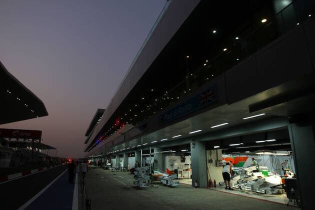 Motorsports: FIA Formula One World Championship 2011, Grand Prix of India, garage of Force India F1 Team xHOCHxZWEIx o0 Sportstätte Rennstrecke Totale