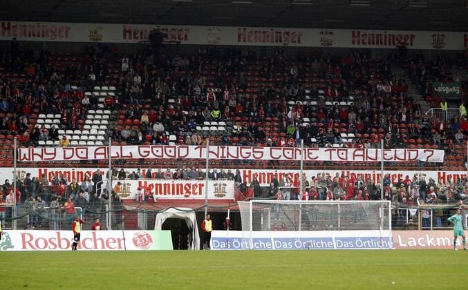 Fußball, Stadiongeschichte Kickers Offenbach Fussball, 3. Liga, Kickers Offenbach vs. Jahn Regensburg, Fans von Kickers Offenbach rollen ein Transparent Why do all good things come to an end? auf der Henninger Tribüne aus.