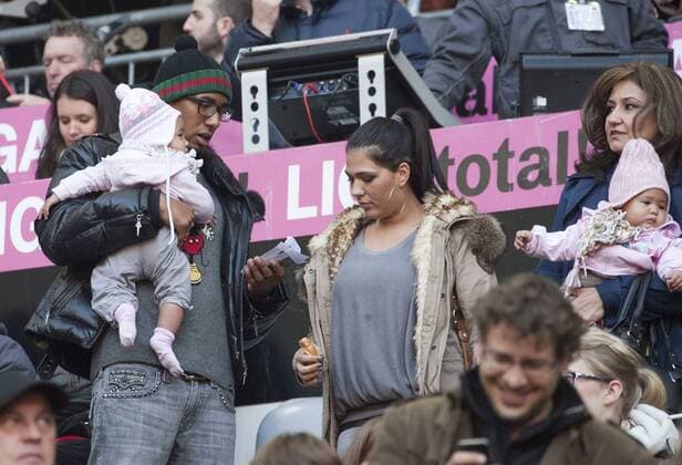 Jerome BOATENG, gesperrter Bayern-Spieler auf Tribüne mit seinen Zwillingen und Freundin Sherin Senler . Fussball, 1. Bundesliga, FC Bayern München 11.Spieltag am 29.10.2011 in München Deutschland. Â o0 privat Familie Kind Frau Spielerfrau