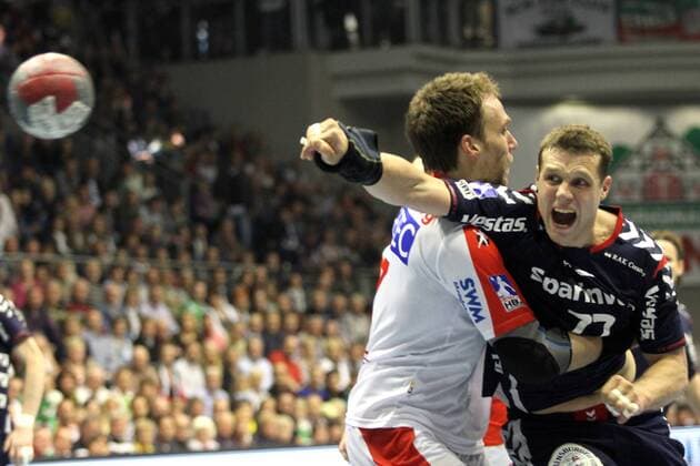 29.10.2011, Magdeburg, Sachsen-Anhalt, DEU - Handball Bundesligaspiel SC Magdeburg gegen SG Flensburg-Handewitt in der GETEC-Arena, Kjell Landsberg (Magdeburg, 7, links) gegen Michael V. Knudsen (Flensburg, 77), 112D291011Magdeburg-Flensburg.jpg,