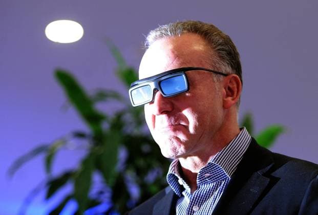FUSSBALL 1. BUNDESLIGA SAISON 2011 2012 11. Spieltag FC Bayern München 29.10.2011 Pressekonferenz zur Kooperation mit Samsung Vorstandsvorsitzender Karl Heinz Rummenigge (FC Bayern München) schaut mit einer 3 D Brille fern  o0 Objekte Shutter Brille Shutterbrille Technik Fernsehtechnik o00 3d Dimensional