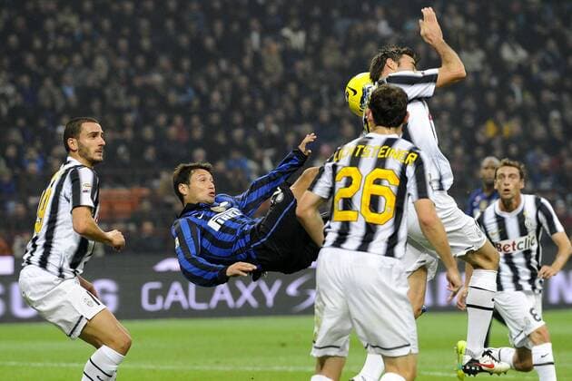 Serie A Inter Mailand - Juventus Turin: Mauro Zarate-Andrea Barzagli 