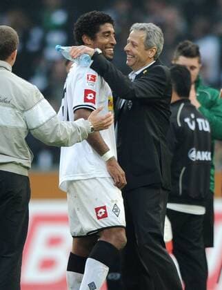 29-10-2011, Fussball, Saison 2011-2012, 1. Bundesliga,11. Spieltag, BORUSSIA MÖNCHENGLADBACH - HANNOVER 96 2-1 Trainer Lucien Favre (Borussia Mönchengladbach), re., freut sich mit Bonfim Dante (Borussia Mönchengladbach)