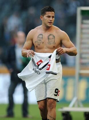 29-10-2011, Fussball, Saison 2011-2012, 1. Bundesliga,11. Spieltag, BORUSSIA MÖNCHENGLADBACH - HANNOVER 96 2-1 Raul Bobadilla (Borussia Mönchengladbach) zeigt nach dem Spiel seine Tattoos von seinen Eltern Victor und Elvira. o0 nackt Tattoo Tätowierung tätowiert Mutter Vater privat Familie