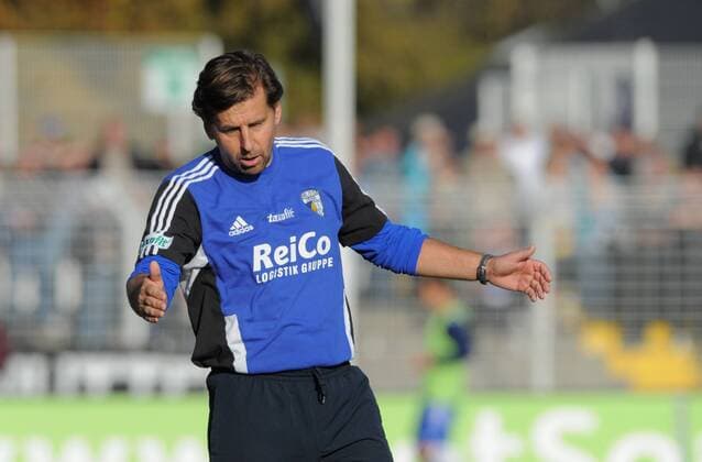 29.10.2011 3. Bundesliga Ernst -Abbe - Sportfeld Jena Saison 2011 2012 FC Carl Zeiss Jena : VfR Aalen 2:3 Jenas Trainer Heiko Weber am ENDE ! Einzelbild Aktion