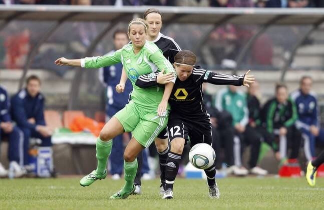 Fussball, DFB Pokal, Frauen, Achtelfinale, 1. FFC Frankfurt vs. VfL Wolfsburg, Meike Weber (1. FFC Frankfurt, R), Lena Goeßling (VfL Wolfsburg, L)