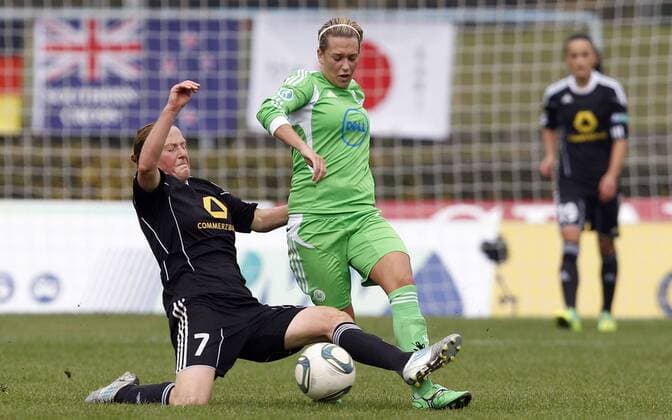Fussball, DFB Pokal, Frauen, Achtelfinale, 1. FFC Frankfurt vs. VfL Wolfsburg, Melanie Behringer (1. FFC Frankfurt, L), Lena Goeßling (VfL Wolfsburg, R)