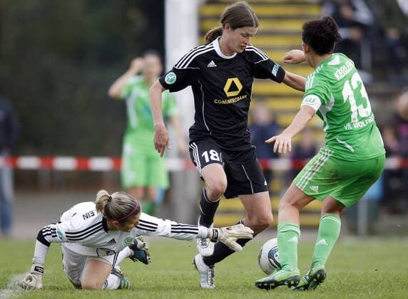 Fussball, DFB Pokal, Frauen, Achtelfinale, 1. FFC Frankfurt vs. VfL Wolfsburg, Kerstin Garefrekes (1. FFC Frankfurt, M), Alisa Vetterlein (VfL Wolfsburg, L), Nadine Keßler (VfL Wolfsburg, R)