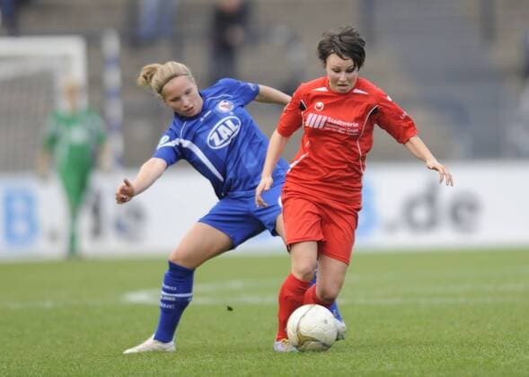 Tabea Kemme (li., Pot) und Natalie Hezel (Sind), 1.FFC Turbine Potsdam - VfL Sindelfingen, Fußball, Frauen, DFB-Pokal, Saison 2011 2012, Potsdam, 30.10.2011,