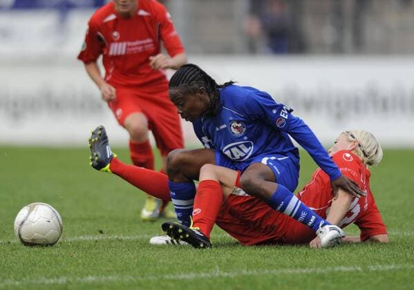 Genoveva Anonma (li., pot) und Susanna Höller (re., Sind), 1.FFC Turbine Potsdam - VfL Sindelfingen, Fußball, Frauen, DFB-Pokal, Saison 2011 2012, Potsdam, 30.10.2011,