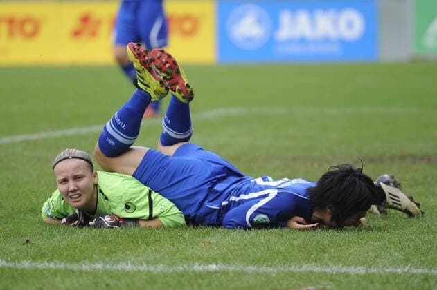 Torfrau Jessica König (li., Sind) und Yuki Nagasato (re., Pot) nach dem Tor 1:0, 1.FFC Turbine Potsdam - VfL Sindelfingen, Fußball, Frauen, DFB-Pokal, Saison 2011 2012, Potsdam, 30.10.2011,