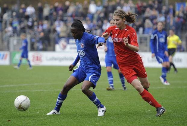 Genoveva Anonma (li., Pot) und Larissa Laich (re., Sind), 1.FFC Turbine Potsdam - VfL Sindelfingen, Fußball, Frauen, DFB-Pokal, Saison 2011 2012, Potsdam, 30.10.2011,