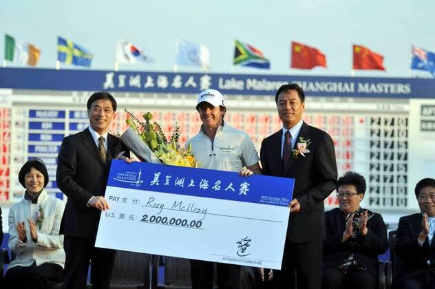 Rory McIlroy of Northern Ireland, center, holds his US$2 million cheque during the award ceremony after the final round of the Lake Malaren Shanghai Masters golf tournament in Shanghai, China, 30 October 2011. McIlroy had led the 30-strong field from the opening day, but a wayward final round saw him having to dig deep to card a level par 72 to finish on a 72-hole total of 288 (-18). Rory McIlroy $2m richer after China victory  20111030_95061 o0 Mc Ilroy Nordirland Objekte Scheck