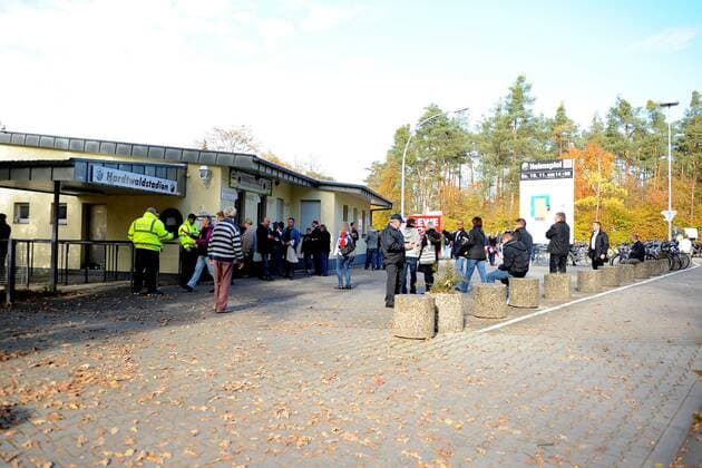 29.10.2011,Hardtwaldstadion,SV Sandhausen Stadionumfeld, Kartenverkauf, - ksp o0 totale Fan