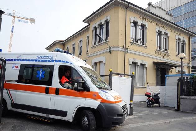 Antonio Cassano (AC Mailand) liegt nach einem leichten Hirnschlag in einer Poliklinik in Mailand. Eingang  o0 Krankenwagen Auto Objekte Rettungswagen Notarzt