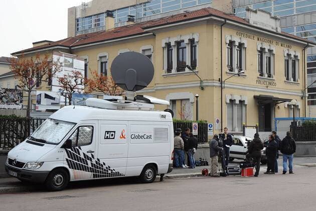 Antonio Cassano (AC Mailand) liegt nach einem leichten Hirnschlag in einer Poliklinik in Mailand. Kamerateam berichtet vor dem Eingang zum Krankenhaus  o0 Fernsehen TV Medien Berichterstattung