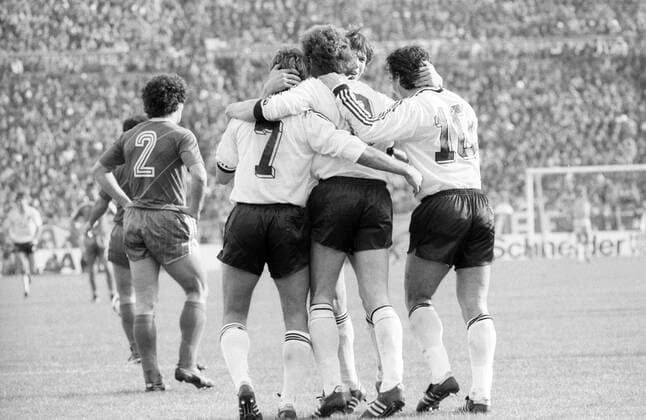 Torjubel BR Deutschland, v.li. Pierre Littbarski, Rudi Völler, Lothar Matthäus und Felix Magath Portugal - BRD 1:2 Jubel Freude DFB BRD