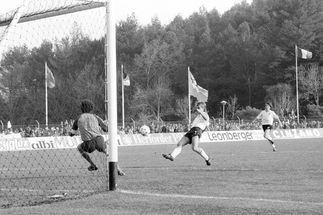 Pierre Littbarski (BR Deutschland) erzielt das 1:0 gegen Torwart Manuel Galrinho Bento (Portugal) DFB BRD Aktion