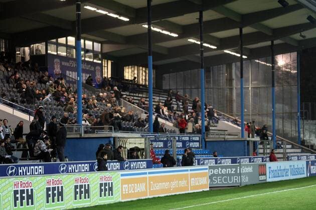 Fußball, Stadiongeschichte FSV Frankfurt Leere Ränge beim Regionalliga Derby im Stadion des FSV Frankfurt II o0 Totale Fan
