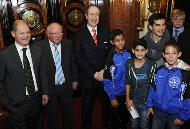 Olaf Scholz Erster Bürgermeister, Uwe Seeler, Christian Poth Hamburger Fussbalverbant, und Jugendfussballer des SV West Eimsbüttel, - 25. UWE SEELER PREIS - Hamburg 02. 11. 2011