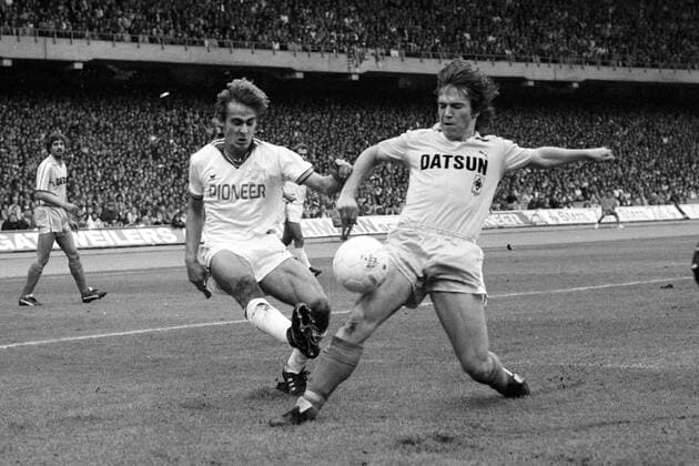 Pierre Littbarski (li., 1. FC Köln) gegen Lothar Matthäus (Borussia Mönchengladbach) Aktion Duell