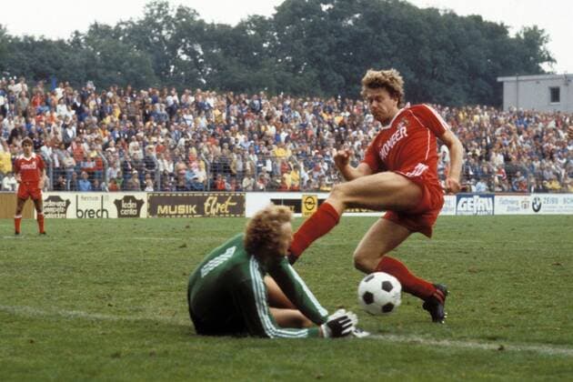 Rhein Neckar Pokal Endspiel 1981 Tony Woodcock (1. FC Köln) gegen Bernd Fuhr (Karlsruhe) Karlsruher SC KSC Karlsruhe Aktion Aufnahmedatum geschätzt