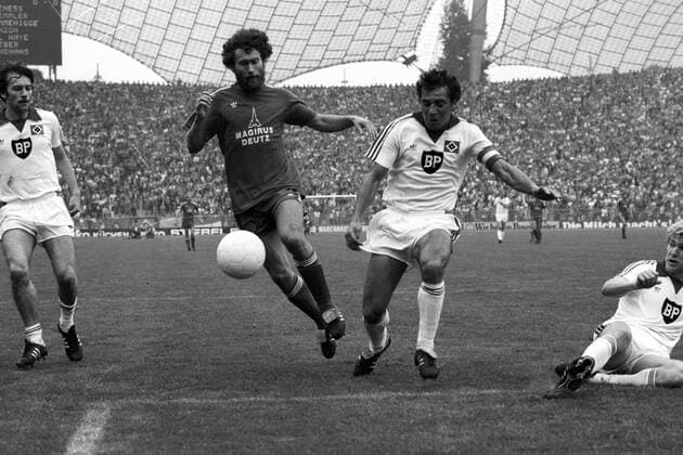 Paul Breitner (Bayern, li.) gegen Felix Magath (HSV) FC Bayern München - Hamburger SV 2:1 Aktion