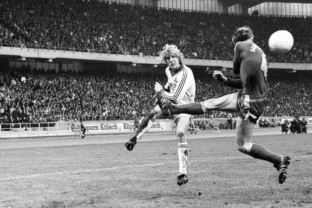 Bernd Schuster (Köln, li.) im Duell 1.FC Köln - FC Bayern München 2:4 Aktion