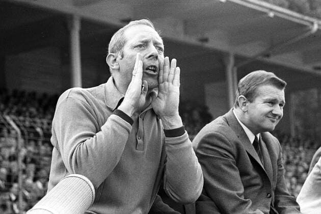 Trainer Kuno Klötzer (1. FC Nürnberg, li.)