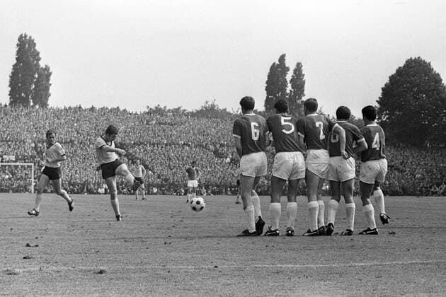Lothar Emmerich (BVB) - Freistoß gegen die Offenbacher Mauer BVB Borussia Dortmund - OFC Kickers Offenbach Mauer, Abwehrmauer, Freistoßmauer Aktion