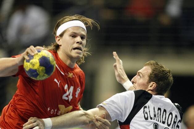 Mikkel Hansen, Dänemark, links, beim Zweikampf gegen Holger Glandorf, Deutschland, Zweikampf, Kampf, Dribbling, Aktion, quer Deutschland-Dänemark, S04R vs DEN, DHB Supercup 2011, Herren, Handball, Deutschland, Germany, Max-Schmeling-Halle, Ergebnis, result: 26:29 Berlin, 3.11.2011