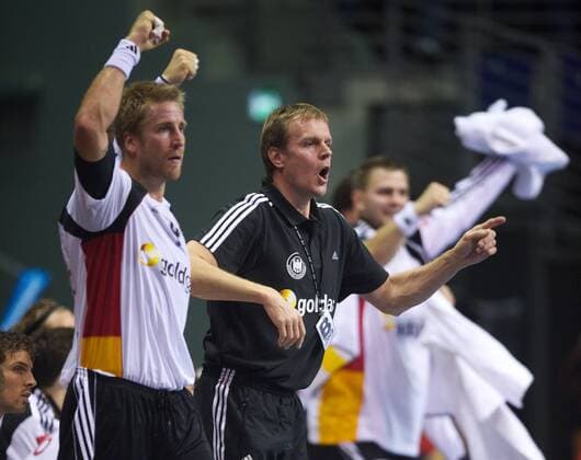 Handball Berlin 03.11.2011 Handball Supercup Deutschland (GER) - Dänemark (DAN) Martin Heuberger (Deutschland, Bundestrainer) Oliver Roggisch (Deutschland, No.04) li.