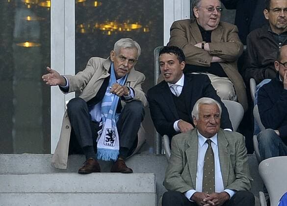 05.11.2011, Fussball 2.Bundesliga Saison 2011 2012, 14.Spieltag, TSV 1860 München - VfL Bochum, in der Allianz-Arena München. Präsident Dieter Schneider (1860) und Hamada Iraki (mitte, beide 1860) diskutieren auf der Ehrentribüne.
