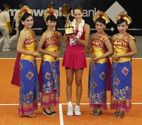 Commonwealth Bank Tournament of Champions 2011, WTA Tennis Damen Tour, Damen Hallen Tennis Turnier in Bali, Finale, Endspiel, Siegerehrung, Siegerin Ana Ivanovic (SRB) mit der Pokal, trophy, Querformat, Ganzkörper o0 Objekte Pokal Trophäe