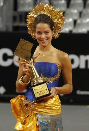 Commonwealth Bank Tournament of Champions 2011, WTA Tennis Damen Tour, Damen Hallen Tennis Turnier in Bali, Finale, Endspiel, Siegerehrung, Siegerin Ana Ivanovic (SRB) im traditionellen balinesischen Kostüm, Kleid, Garderobe, o0 typisch landestypisch Tracht Objekte Pokal Trophäe