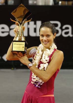 Commonwealth Bank Tournament of Champions 2011, WTA Tennis Damen Tour, Damen Hallen Tennis Turnier in Bali, Finale, Endspiel, Siegerehrung, Siegerin Ana Ivanovic (SRB) mit der Pokal, trophy, Hochformat, Halbkörper, o0 Objekte Pokal Trophäe
