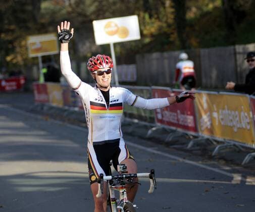 Radsport - 6. ENTEGA City Cross Cup Lorsch - 06.11.2011 - Lorsch v. l. Hanka Kupfernagel, Siegerin des Damenrennens Aktion, Einzelbild -