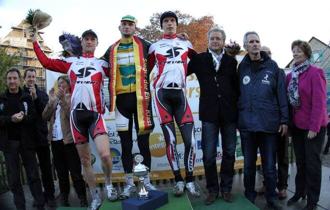 Radsport - 6. ENTEGA City Cross Cup Lorsch - 06.11.2011 - Lorsch v. l. Udo Sprenger Vize-Präsident des BDR, Christian Schönung Bürgermeister der Stadt Lorsch, Anne Metz-Denelfleh Stadträtin Lorsch, Johannes Sickmüller Dritter Elite, Christoph Pfingsten Sieger Elite, Ole Quast Dritter Elite, Frank Dinter Entega, Algis Oleknavicius Veranstalter, Liselotte Gremm Stadträtin Lorsch Aktion, Einzelbild -