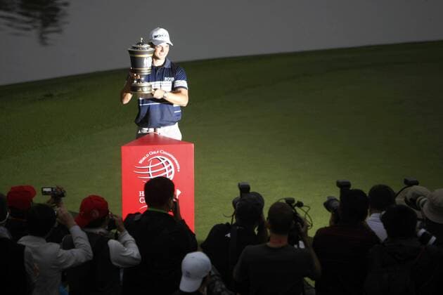 Martin Kaymer of Germany holds his champion trophy after winning the 2011 WGC-HSBC Champions golf tournament at the Sheshan International Golf Club in Shanghai  20111106_95415 o0 Pokal Trophäe Objekte