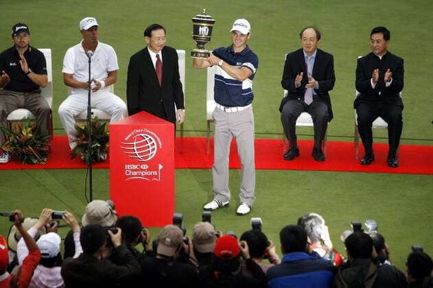 Martin Kaymer of Germany holds up his champion trophy after winning the 2011 WGC-HSBC Champions golf tournament at the Sheshan International Golf Club in Shanghai  20111106_95417 o0 Pokal Trophäe Objekte