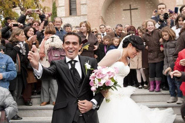 Alberto Contador (28) heiratet seine langjährige Partnerin Macarena Pescador (26) am 05.11.2011 in Madrid Alberto Contador Marries Macarena Pescador in Madrid, 2011 