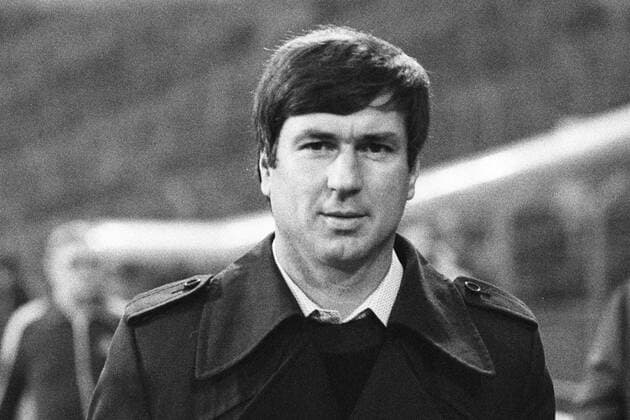 Aus 2. BL Saison 1978 1979 Hannover 96 (dunkles Trikot) gegen St. Pauli 0:2 am 10.12.1978 im Niedersachsenstadion. Im Foto: St. Pauli Trainer Josef Piontek.