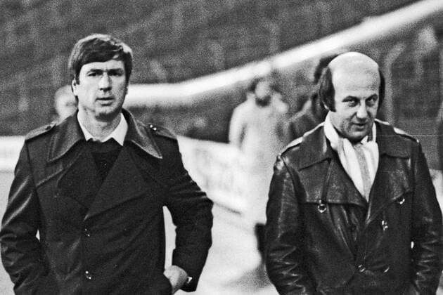 Aus 2. BL Saison 1978 1979 Hannover 96 (dunkles Trikot) gegen St. Pauli 0:2 am 10.12.1978 im Niedersachsenstadion. Im Foto: St. Pauli Trainer Josef Piontek li.