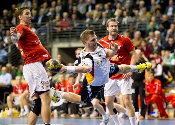 Christoph THEUERKAUF (GER) - Anders OECHSLER (l) und Kasper NIELSEN (r beide DEN) Handball international Supercup 2011: Deutschland - Dänemark in Berlin, Deutschland am 03.11.2011,