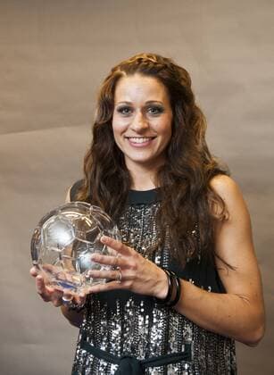 Stockholm 2011 11 07 Fotbollsgalan - Defender of the Year Charlotte Rohlin KPkod 08002  o0 Preis Award Objekt Preisverleihung, Auszeichnung, Spielerauszeichnung, Ehrung, Spielerehrung